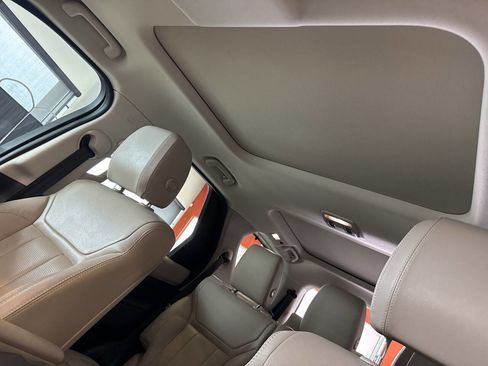 Used 2017 Land Rover Discovery HSE image 34