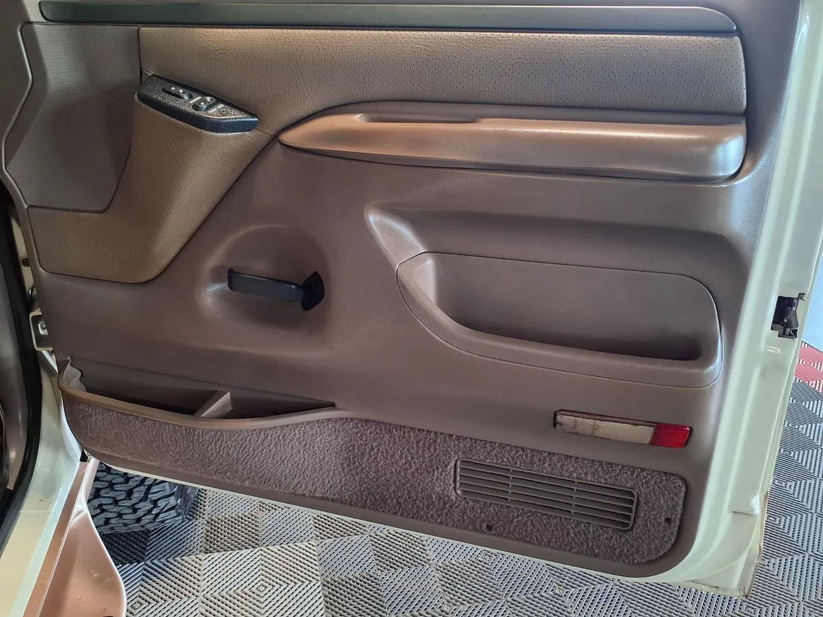 Used 1995 Ford Bronco Eddie Bauer AWD/4WD image 8