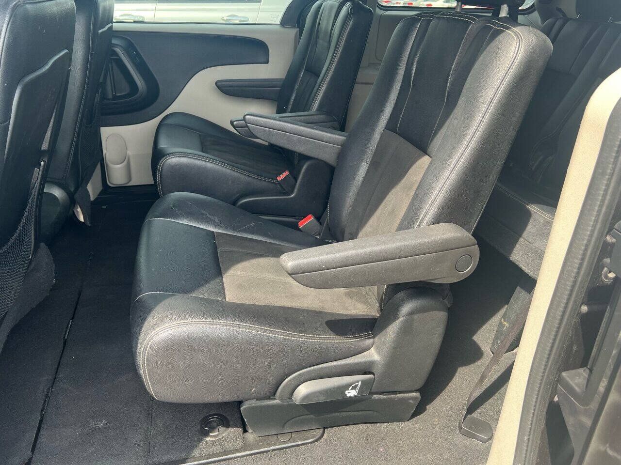 Used 2019 Dodge Grand Caravan SXT FWD image 12