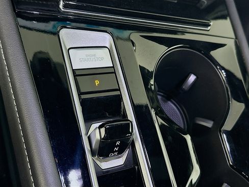 Used 2025 Volkswagen Atlas Cross Sport SE image 23