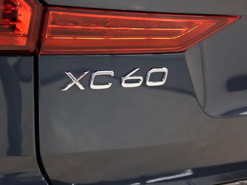 Used 2022 Volvo XC60 B5 Momentum w/ Advanced Package AWD/4WD image 11