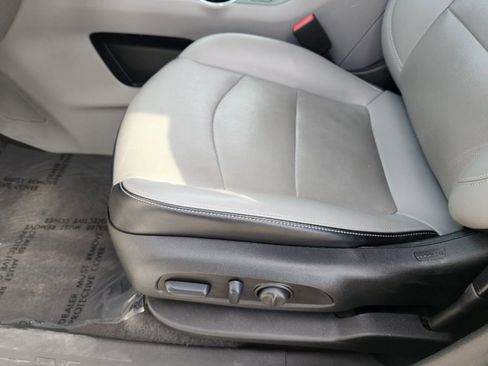 Used 2024 GMC Terrain SLT image 25