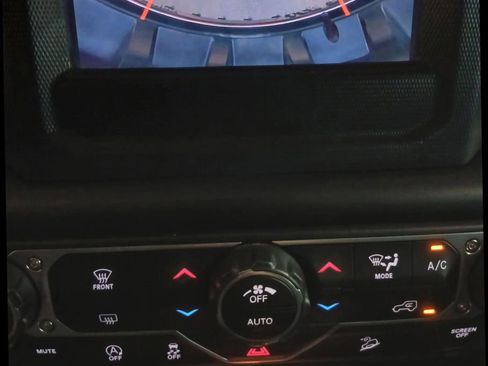 Used 2019 Jeep Wrangler Unlimited Sahara image 28