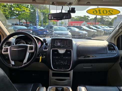 Used 2016 Chrysler Town & Country Touring w/ Driver Convenience Group FWD image 3
