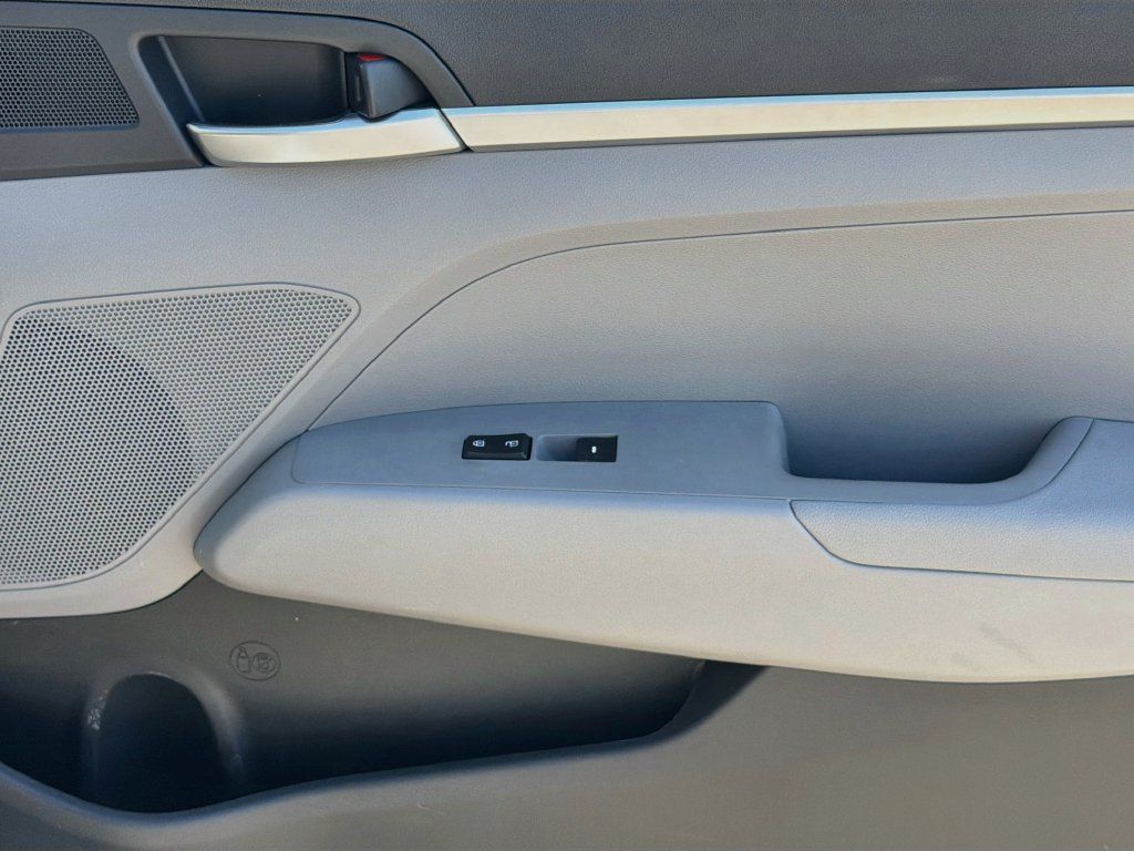 Used 2020 Hyundai Elantra SE FWD image 28