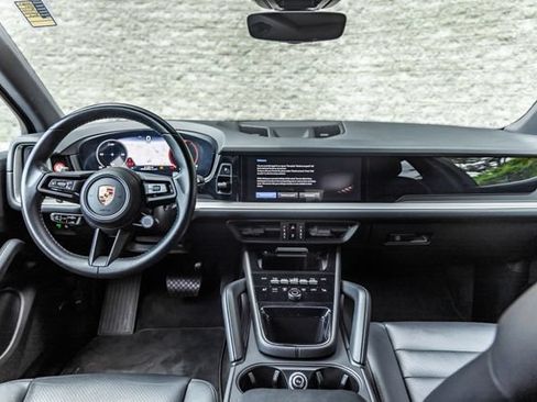 Used 2024 Porsche Cayenne AWD/4WD image 25