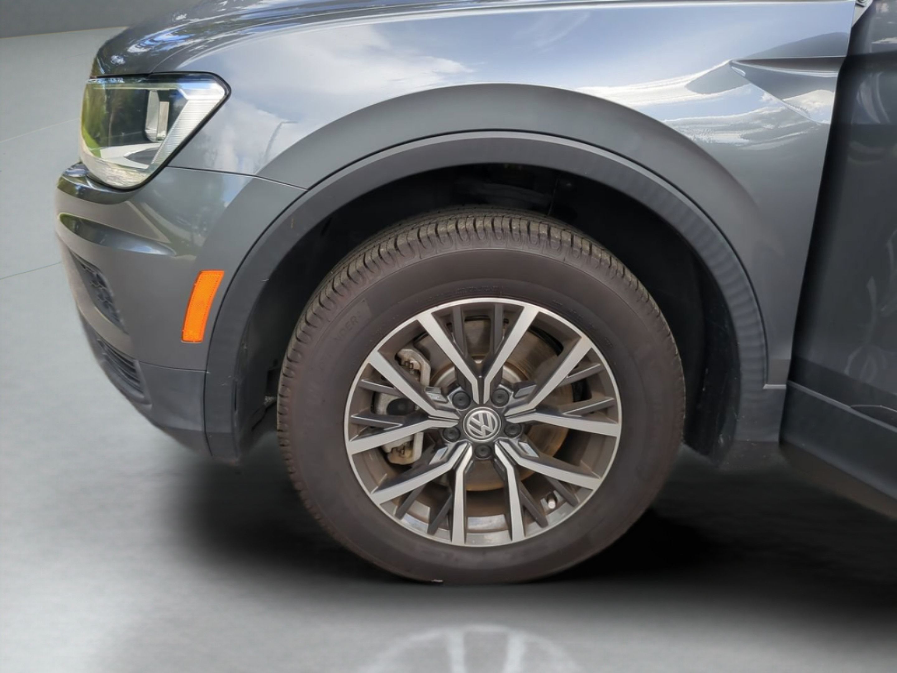 Used 2019 Volkswagen Tiguan SE w/ Panoramic Sunroof Package FWD image 32
