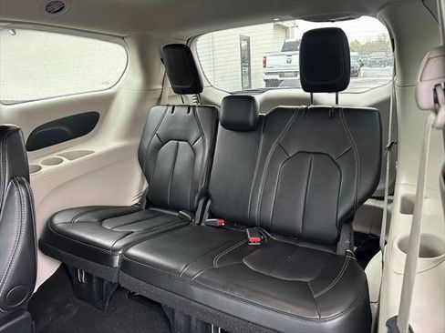 Certified 2024 Chrysler Pacifica Touring-L image 19