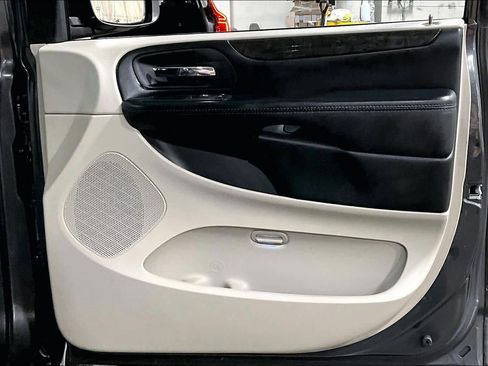 Used 2019 Dodge Grand Caravan SE w/ UConnect Hands-Free Group image 22