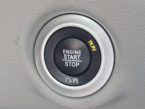 Used 2023 Chrysler Pacifica Touring-L FWD image 5