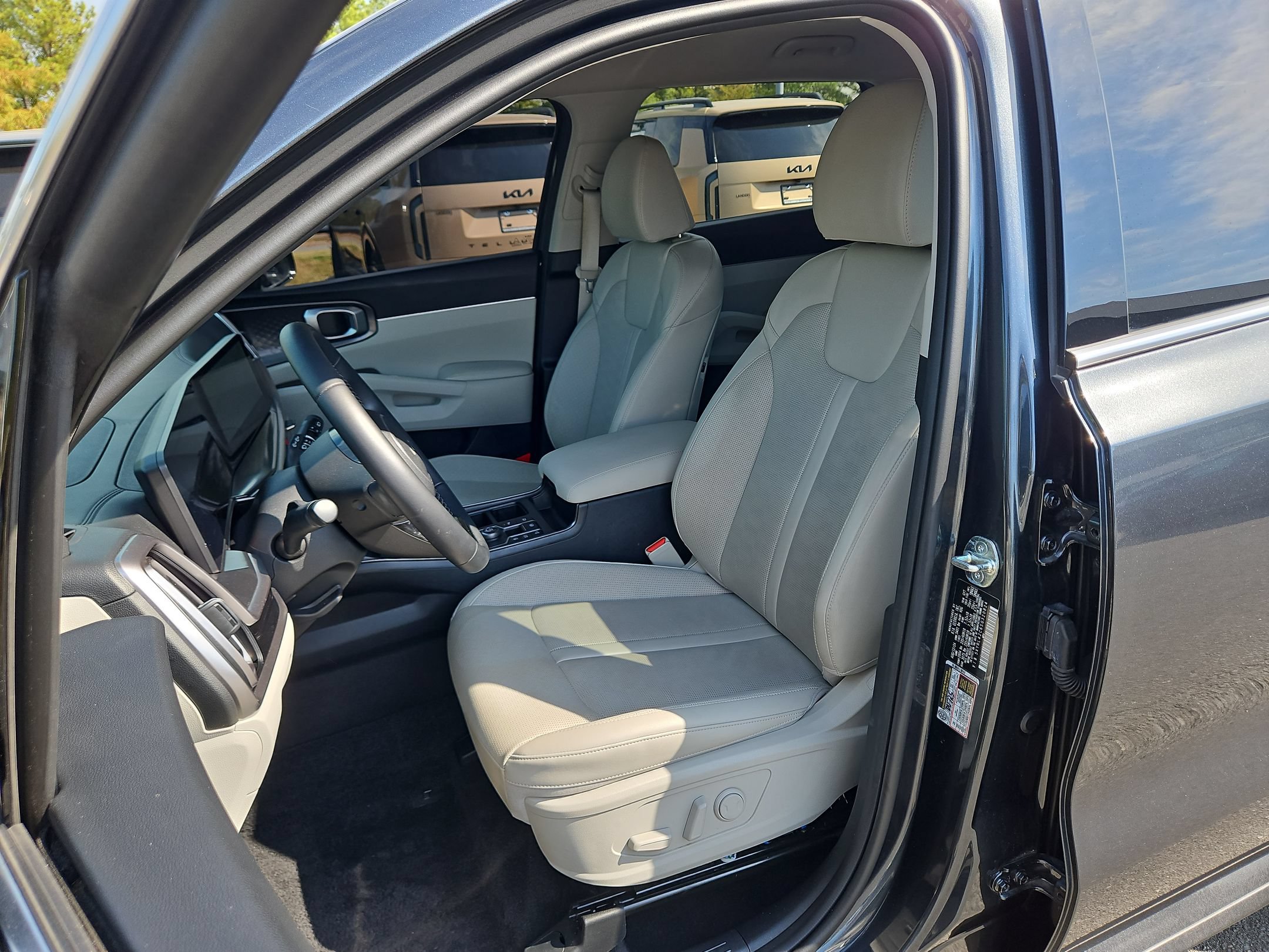 Used 2025 Kia Sorento S FWD image 24
