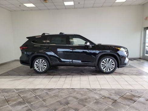 New 2026 Toyota Highlander Platinum image 4