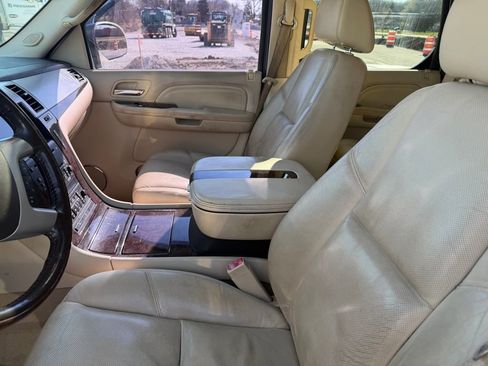 Used 2007 Cadillac Escalade AWD w/ Information Package image 6