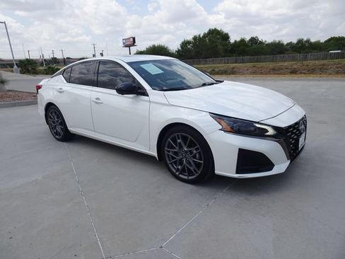 Used 2024 Nissan Altima 2.0 SR FWD image 3