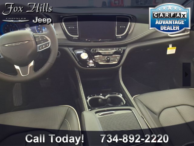New 2027 Chrysler Pacifica Limited FWD image 11