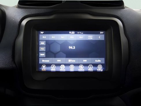 Used 2018 Jeep Renegade Latitude w/ Safety & Security Group image 12