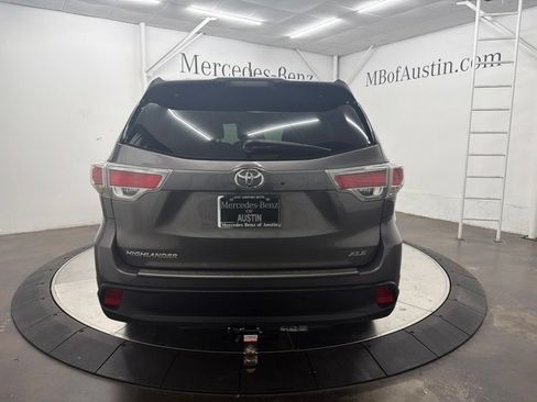 Used 2016 Toyota Highlander XLE FWD image 3