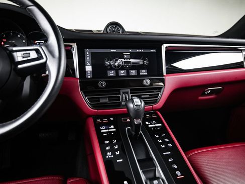 Certified 2023 Porsche Macan AWD/4WD image 19