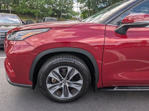 Used 2022 Toyota Highlander XLE AWD/4WD image 2