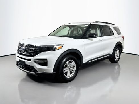 Used 2023 Ford Explorer XLT w/ Equipment Group 202A RWD image 4