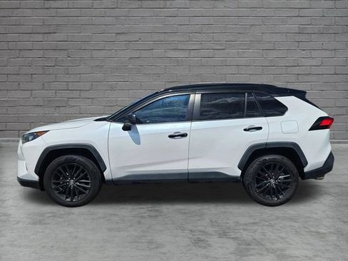 Used 2020 Toyota RAV4 LE FWD image 2