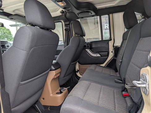Used 2012 Jeep Wrangler Unlimited Sahara AWD/4WD image 17