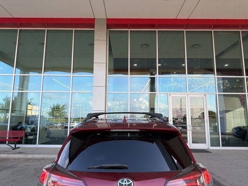 Used 2018 Toyota RAV4 LE FWD image 9