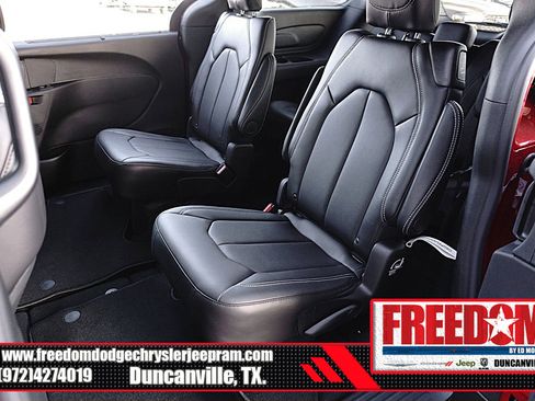 New 2026 Chrysler Pacifica Select image 14