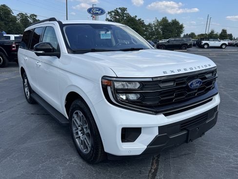 Certified 2025 Ford Expedition Active AWD/4WD image 4