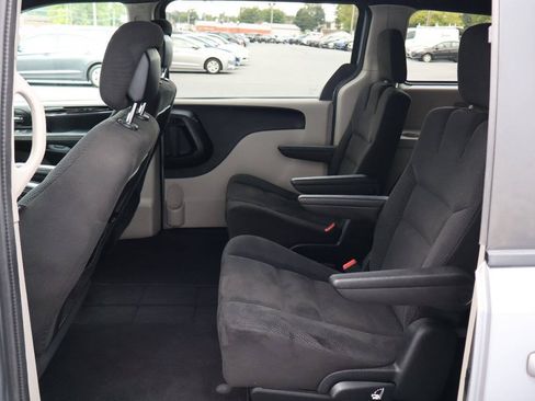 Used 2016 Dodge Grand Caravan SE FWD image 5