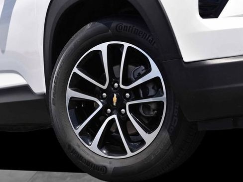 Used 2025 Chevrolet TrailBlazer LT AWD/4WD image 3
