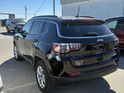 Used 2025 Jeep Compass Latitude image 18