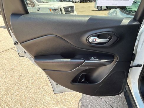 Used 2016 Jeep Cherokee Trailhawk w/ Leather Interior Group AWD/4WD image 13