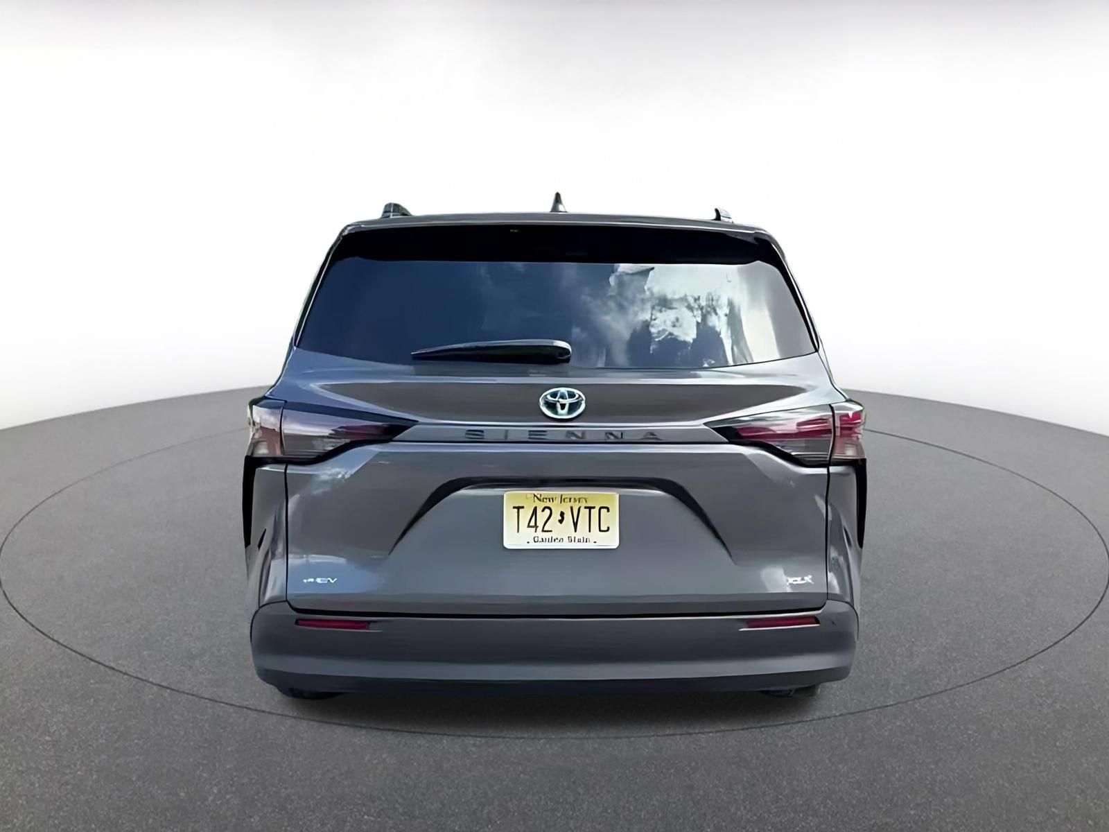 Used 2025 Toyota Sienna XLE FWD image 12