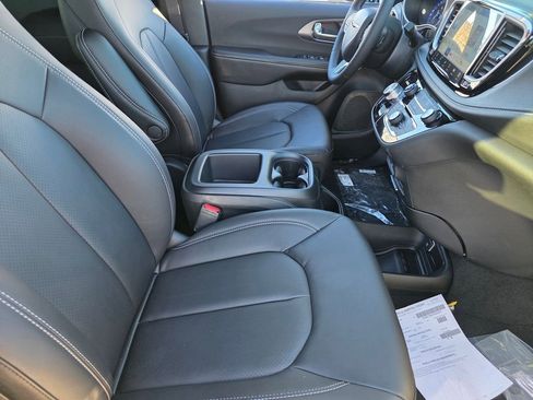 New 2026 Chrysler Pacifica Select image 13