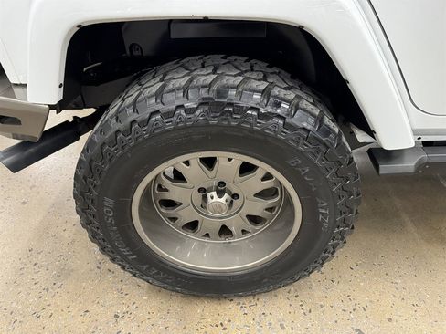 Used 2017 Jeep Wrangler Unlimited Sahara image 18