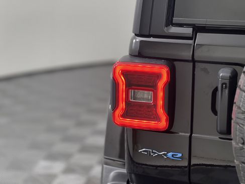 Used 2024 Jeep Wrangler Sahara w/ Technology Group image 11