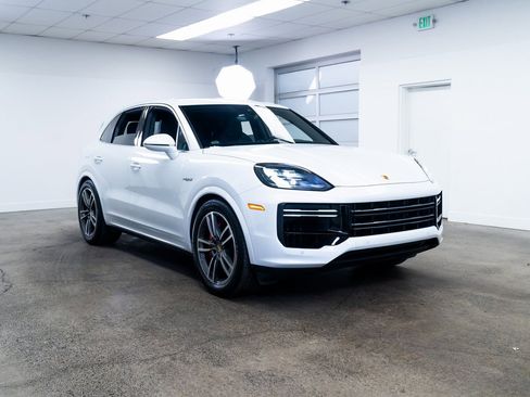 Used 2024 Porsche Cayenne Turbo AWD/4WD image 31