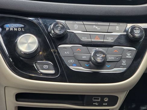 Used 2020 Chrysler Pacifica Touring-L FWD image 32
