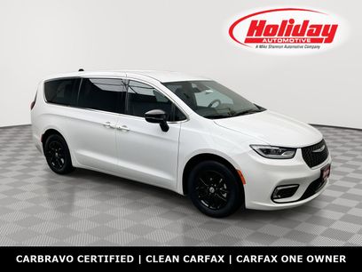 Used 2025 Chrysler Pacifica Select
