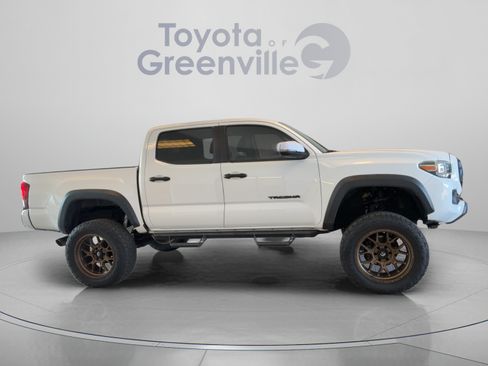 Used 2018 Toyota Tacoma TRD Off-Road AWD/4WD image 7