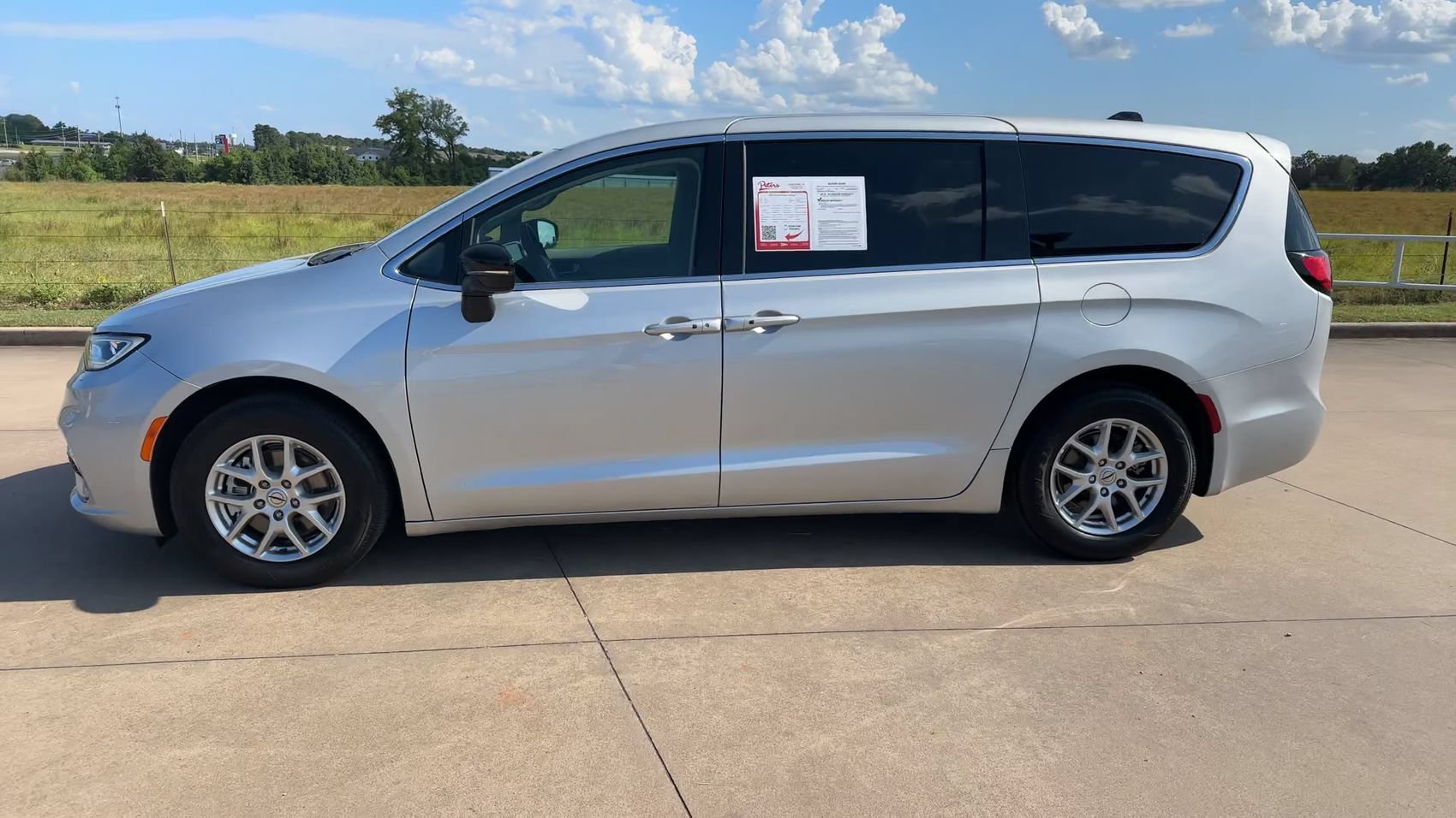 Used 2024 Chrysler Pacifica Touring-L FWD image 6