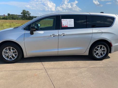 Used 2024 Chrysler Pacifica Touring-L FWD image 6