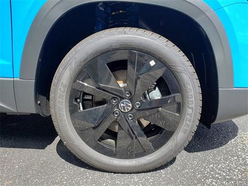 New 2025 Volkswagen Taos SE image 12