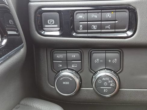 Used 2025 GMC Yukon Denali AWD/4WD image 24
