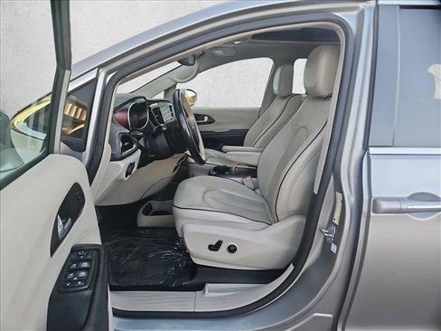 Used 2019 Chrysler Pacifica Limited FWD image 17