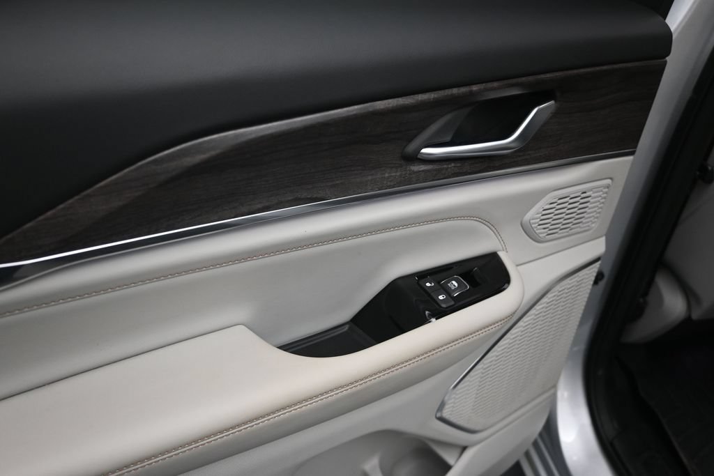 Used 2023 Jeep Grand Cherokee Overland RWD image 15