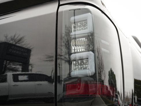 Used 2018 Chevrolet Silverado 1500 High Country image 32