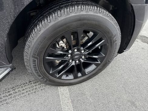 Used 2022 Ford Expedition XLT image 11