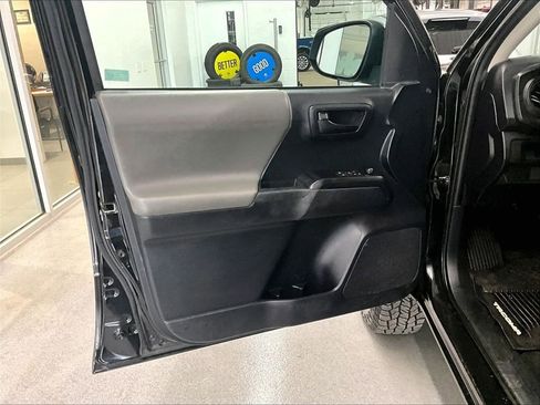 Used 2019 Toyota Tacoma SR AWD/4WD image 9